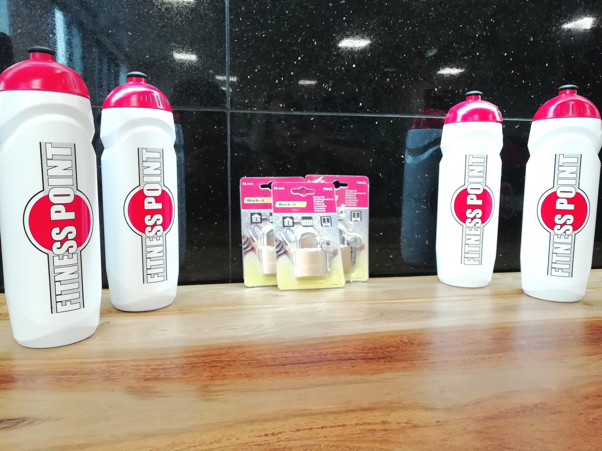 STANDARD9,95 € 12,00 €- 1x Vorhängeschloss- 1x Getränkeflasche